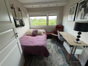 Ruang duduk di 2 rooms in 100 sqm apt