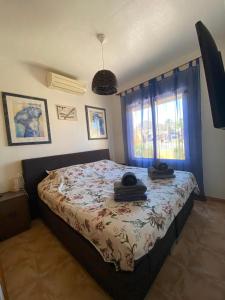 a bedroom with a bed with towels on it at Casa Vida La Vida in Mazarrón +4 photos