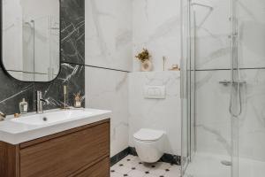 een badkamer met een toilet, een wastafel en een douche bij Flo Boutique - LoftAffair Collection in Krakau +119 foto's