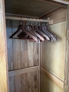 Un montón de botelleros de madera en una habitación. en Dylchrikie House, en Barnstaple