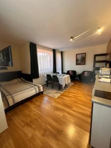 Un dormitorio con una cama y una mesa y sillas. en Private large apartment in Iglika 2 for 4 people, en Borovets