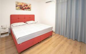 Cama en habitación con cabecero rojo en Amazing Apartment In Zmijavci, en Zmijavci