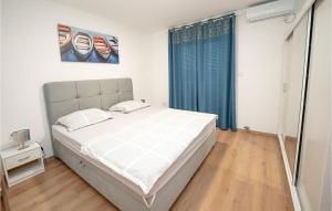 Un dormitorio con una cama grande en una habitación. en Amazing Apartment In Zmijavci, en Zmijavci 2 fotos más