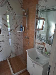 Koupelna v ubytování Monte Village