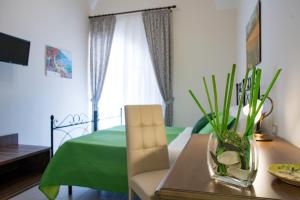 Televízia a/alebo spoločenská miestnosť v ubytovaní B&B Palazzo Tornabene