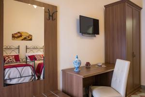 Televízia a/alebo spoločenská miestnosť v ubytovaní B&B Palazzo Tornabene