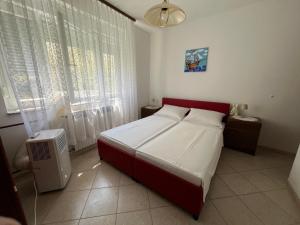 Un dormitorio con una cama grande y una ventana en Apartment Antonia, en Selce