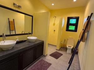 een badkamer met 2 wastafels en een toilet bij Luxury Pool Villa - Sawan - 4 Bedroom in Hua Hin +13 foto's
