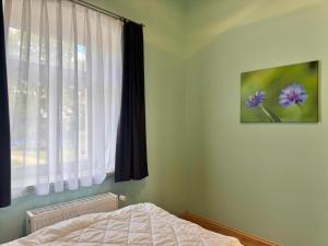 a bedroom with a bed and a window at Ferienwohnung Otto der Reiche in Ballenstedt in Ballenstedt