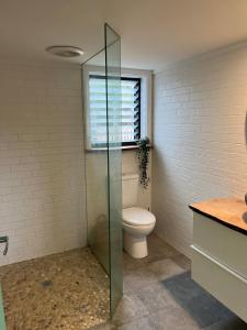 une salle de bain avec toilettes et fenêtre dans l'établissement Stokes Bay Surf Shack, à Stokes Bay
