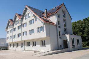 ein großes weißes Gebäude mit rotem Dach in der Unterkunft SMARTHOTEL Aalen in Aalen