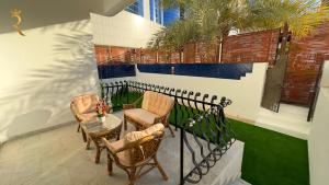 Luxurious Al Danah 5BR Family Friendly Getaway في أبوظبي: شرفة مع كراسي وطاولة في مبنى