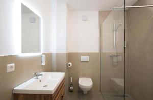 ein Badezimmer mit Toilette, Waschbecken und Dusche in der Unterkunft SMARTHOTEL Aalen in Aalen + 9 Fotos