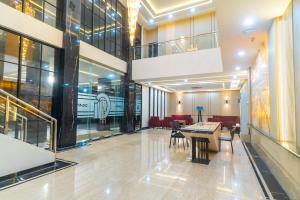 a lobby of a building with a table and chairs at Gomini Stay in Cebongan