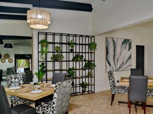 une salle à manger avec une table et des chaises dans l'établissement ANEW Resort White River Mbombela, à White River