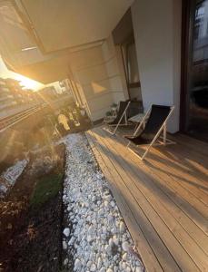 un ponte con sedie su un edificio di Komfort House apartament z tarasem a Ełk