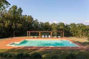 una piscina en un campo con sillas alrededor en Casa La Rotta, en Castiglione del Bosco