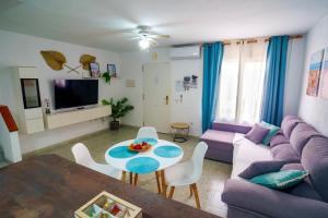 a living room with a purple couch and a table at Dúplex en Vera a 200m de la Playa in Vera