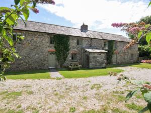 an exterior view of a stone cottage at Orchard Cottage in Saint Endellion