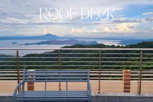un banc bleu posé au sommet d'une terrasse d'observation dans l'établissement The Suite Peach Tagaytay City, à Tagaytay