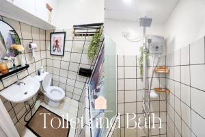 une salle de bain avec toilettes et lavabo dans l'établissement The Suite Peach Tagaytay City, à Tagaytay 9 autres photos