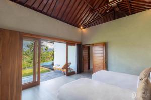 Un dormitorio con una cama y vista al mar. en Tumbu Retreat, en Karangasem 54 fotos más