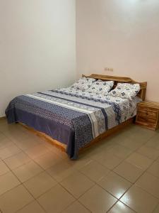 a bedroom with a bed in a room at Hébergement Lomé Awatamé réservation 24 Heures avant 