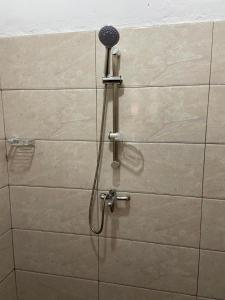 a shower with a blow dryer on a wall at Hébergement Lomé Awatamé réservation 24 Heures avant 