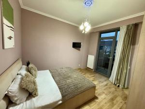 Ένα ή περισσότερα κρεβάτια σε δωμάτιο στο Luxury 2 Bedroom Apartment with Parking & Mtatsminda View Alexidze 13