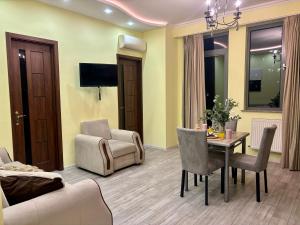 Μια τηλεόραση ή/και κέντρο ψυχαγωγίας στο Luxury 2 Bedroom Apartment with Parking & Mtatsminda View Alexidze 13