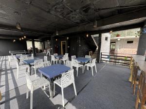 Restoran atau tempat lain untuk makan di Hotel Moon Blaze " Near Mall Road " Bonfire ! Open Terrace ! Personal Parking