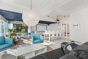 una sala de estar con un sofá y una mesa en Kataja Hideaway Residence by Hilla Villas, en Rovaniemi 49 fotos más