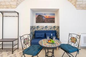 een eetkamer met een blauwe bank en een tafel bij Lanucara 6 in Martina Franca +29 foto's