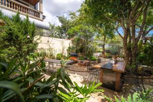 Сад в Hue Crown Boutique Villa- Hue Ancient Capital