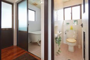 ein Badezimmer mit Toilette, Badewanne und Waschbecken in der Unterkunft Wind Henza - Vacation STAY 73122v in Uruma + 21 Fotos