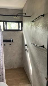 a room with a hallway with a window and a wall at Cabaña en cafetales de Huatusco 