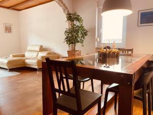 een woonkamer met een eettafel en een bank bij Odw homes - charmantes Domizil im Gorxheimertal in Kunzenbach