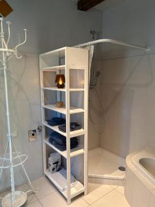 - Baño con bañera de inmersión en buceo en Das Künstlerhaus, en Heideloh
