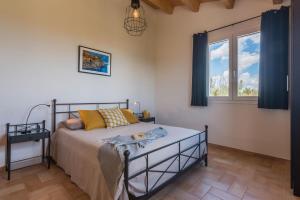 SantʼAngelo in PontanoにあるVilla Teresaのベッドと窓のある寝室 +70枚の写真