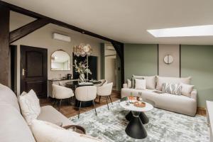 een woonkamer met een bank en een tafel bij Flo Boutique - LoftAffair Collection in Krakau