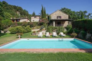 una piscina en el patio de una casa en Villa San Lorenzo, en Ampinana