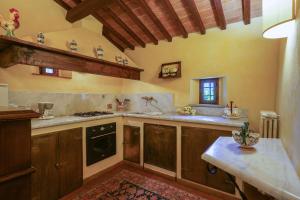 Una cocina con gabinetes de madera y un horno de estufa. en Villa San Lorenzo, en Ampinana