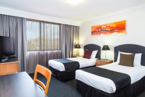 เตียงในห้องที่ Alpha Hotel Canberra