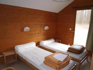 Ένα ή περισσότερα κρεβάτια σε δωμάτιο στο Camping Lac des Vieilles Forges