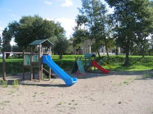 een speeltuin met twee glijbanen bij La Frontiera in San Feliciano