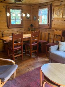 ein Esszimmer mit einem Holztisch und Stühlen in der Unterkunft Alter Lärch in Blatten bei Naters