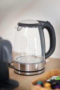 a tea kettle sitting on top of a table at Große City-Wohnung, salt apartments Weissenfels in Weißenfels