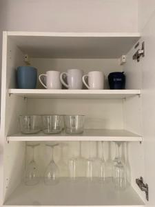 Příslušenství pro přípravu čaje a kávy v ubytování Cosy London Home with 2 Bedrooms + 17 fotografií