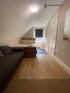 Posezení v ubytování Cosy London Home with 2 Bedrooms