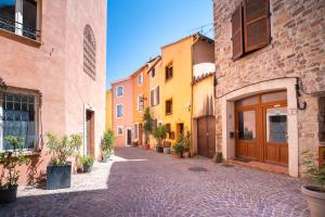 a cobblestone street in a town with buildings at Cocoon Bleu T2 Cosy Gare et Centre à Pied in Fréjus